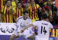 Gareth Bale, del Real Madrid, celebra con Xabi Alonso, luego de anotar el segundo tanto de su equipo en la final de la Copa del Rey ante el Barcelona, el miércoles 16 de abril de 2014 (AP Foto/Alberto Saiz)