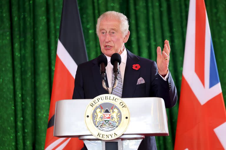 Carlos III pronuncia un discurso durante un banquete de Estado en la State House de Nairobi, en el primer día de la visita de Estado a Kenia. (Chris Jackson/PA Wire/dpa)