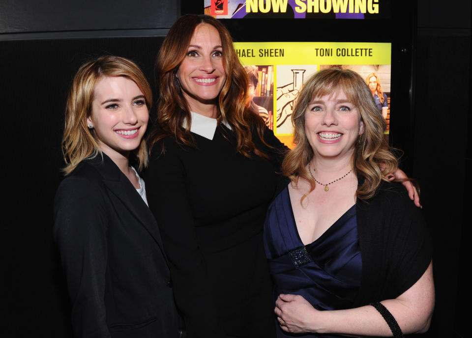 Emma Roberts, Julia Roberts, and Lisa Roberts Gillan on a red carpet