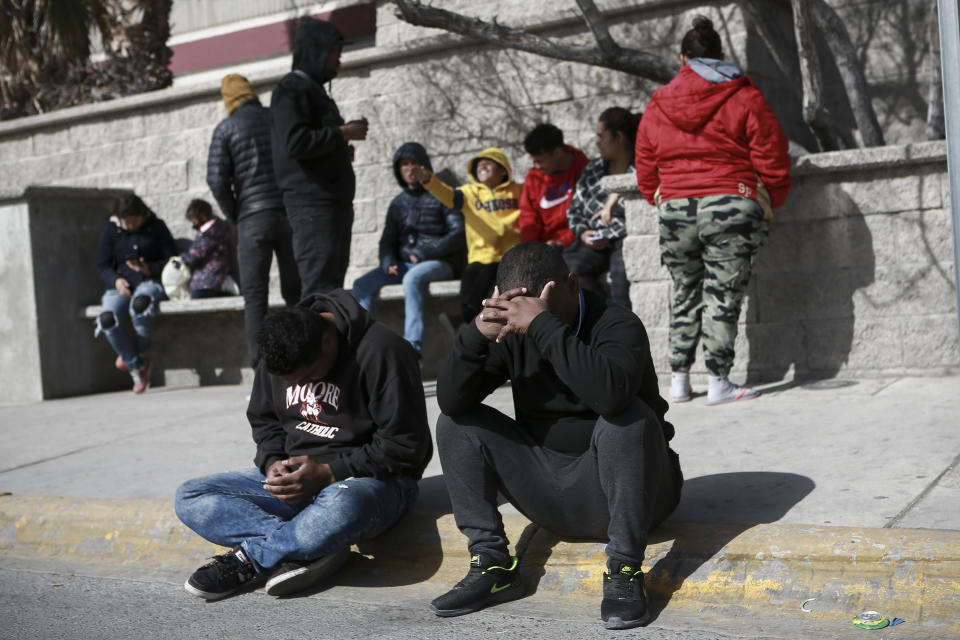 Migrantes afligidos al frente del centro de detención de migrantes mexicano en Ciudad Juárez, México, el martes 28 de marzo de 2023, en el que un incendio en un dormitorio dejó más de tres docenas de migrantes muertos. El presidente mexicano, Andrés Manuel López Obrador, dijo que el fuego fue iniciado por los migrantes en protesta después de enterarse de que iban a ser deportados. (AP Foto/Christian Chavez)