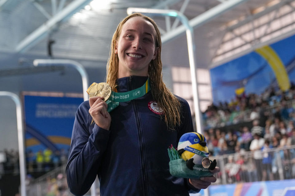 Paige Madden of the United States celebrates after winning the gold medal for the women's 400-meters freestyle at the Pan American Games in Santiago, Chile, Saturday, Oct. 21, 2023. (AP Photo/Silvia Izquierdo)