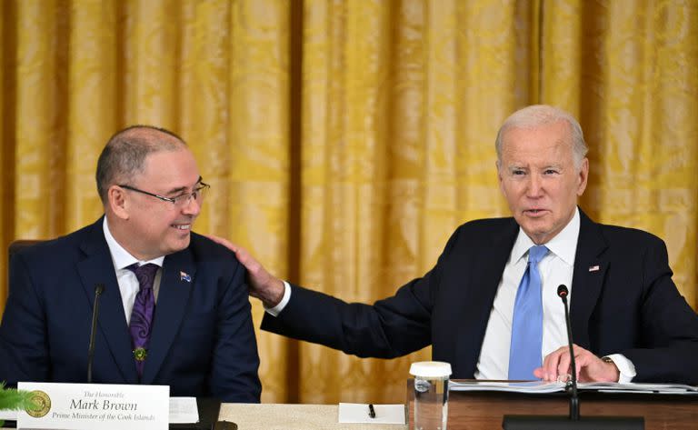 El presidente de Estados Unidos, Joe Biden, junto al primer ministro de las Islas Cook, Mark Brown, durante la Cumbre del Foro de las Islas del Pacífico (PIF) en la Casa Blanca en Washington, D.C., el 25 de septiembre de 2023. 