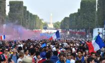 <p>Der gesamte Champs-Élysées war eine Party-Zone. Zwischen Place de la Concorde …<br></p>