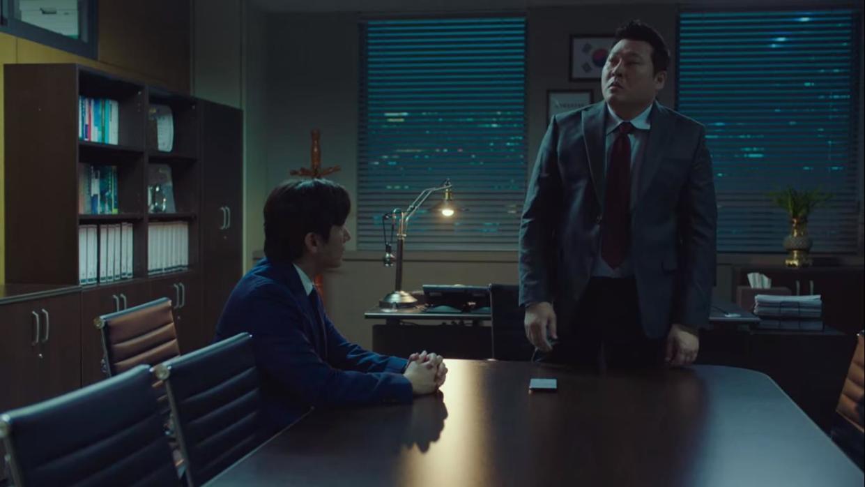 Prosecutor Hwang Si Mok (Cho Seung Woo, left) interrogates his boss Woo Tae Ha (Choi Moo Sung) for planting fake evidence and tampering with a kidnapping investigation in Stranger.