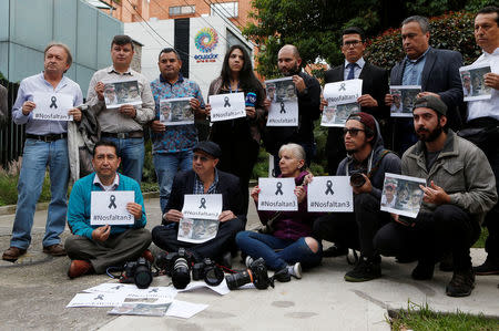 Periodistas colombianos protestando contra el asesinato de unos colegas ecuatorianos en Bogotá, abr 16, 2018. REUTERS/Jaime Saldarriaga