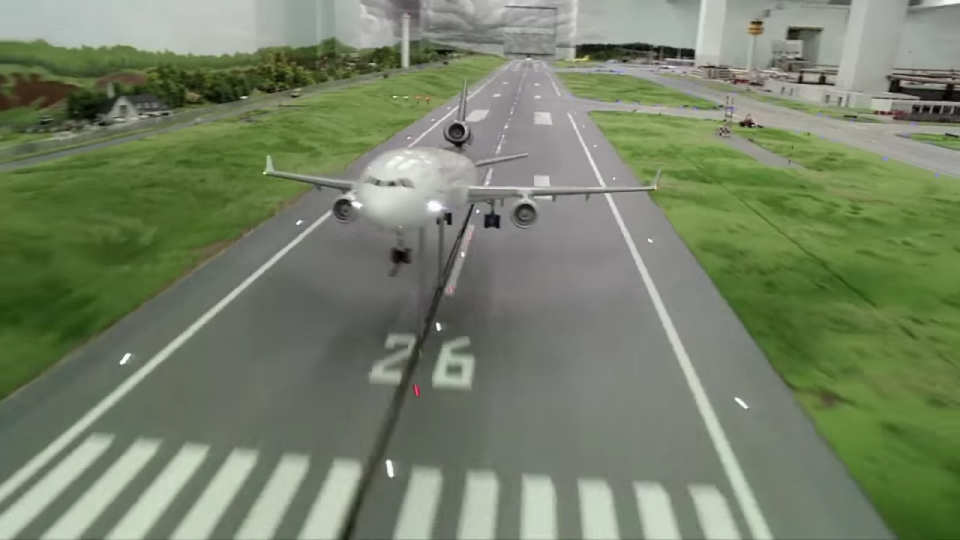 <p>The model planes actually rise up as they speed down the track… (Business Insider) </p>