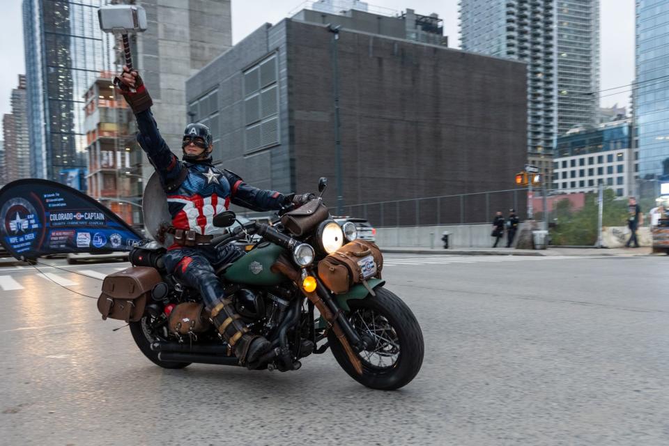 Edelfan: Matt Gnojek, bereits als "Colorado Captain" bekannt, zeigt anderen Cosplayern, wo der Hammer hängt - samt Harley Davidson. (Bild: Alexi Rosenfeld/Getty Images)