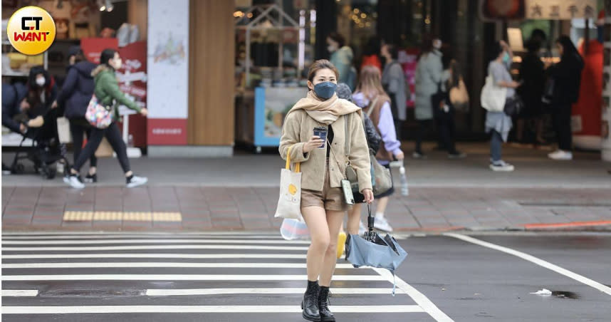 為什麼天冷了容易感冒，醫師黃軒列出4原因。（示意圖／劉耿豪攝）