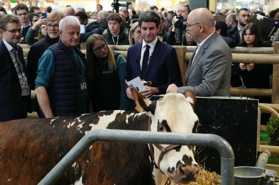 Gabriel Attal, ici au salon de l’Agriculture le 27 février 2024, a annoncé 14 nouvelles mesures pour soutenir le monde agricole.