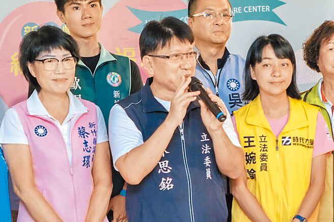 新竹縣立委選舉第2選區，國民黨林思銘（中）和時代力量王婉諭（右）不時在活動場合狹路相逢。（羅浚濱攝）