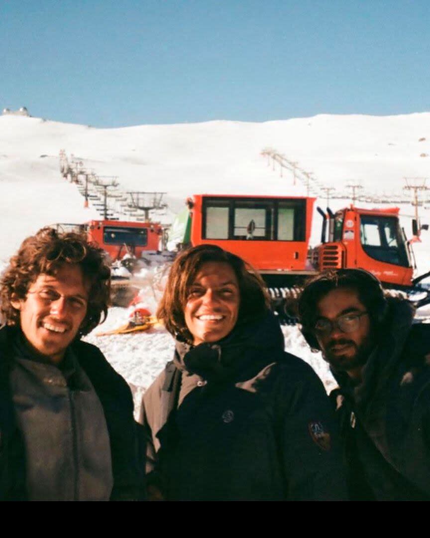 Rocco Posca y dos de sus compañeros de elenco, en medio del rodaje de La sociedad de la nieve