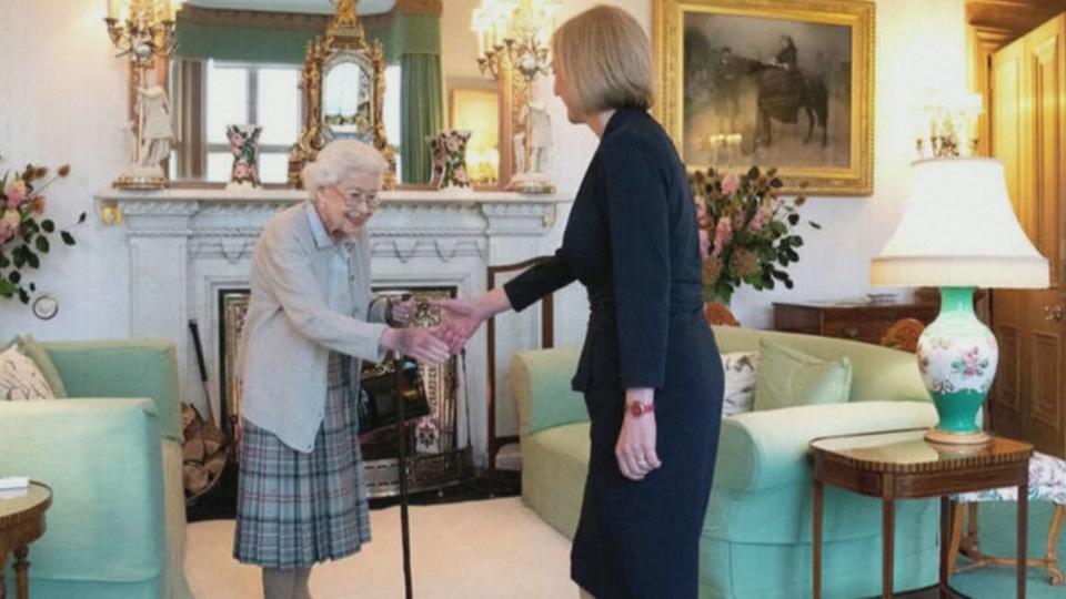 特拉斯穿著海軍藍晉見英國女王並握手。（路透社）