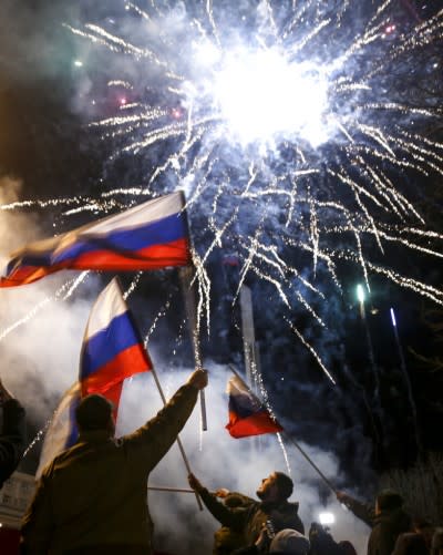 2022年2月21日，「頓內次克人民共和國」首府頓內次克市中心出現大批民眾，揮舞俄羅斯國旗並且拉起寫有「俄羅斯」字樣的橫幅，慶祝俄羅斯正式承認該國。（美聯社）