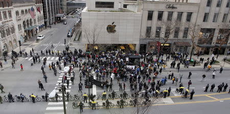 Protesters rally in front of the Apple Store on Chicago's Michigan Avenue during a protest march against police violence in Chicago, Illinois December 24, 2015. REUTERS/Frank Polich