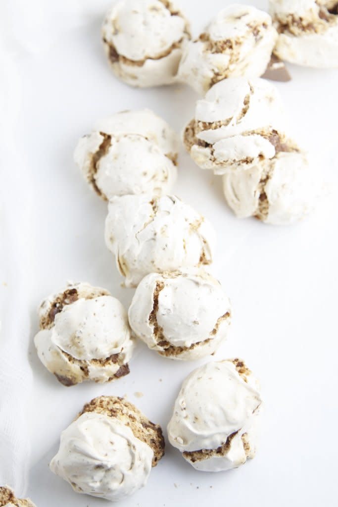 <strong>Get the <a href="http://www.bellalimento.com/2013/12/15/brutti-ma-buoni-cookies/" target="_blank">Brutti Ma Buoni Cookies recipe</a> from Bell'Alimento</strong>