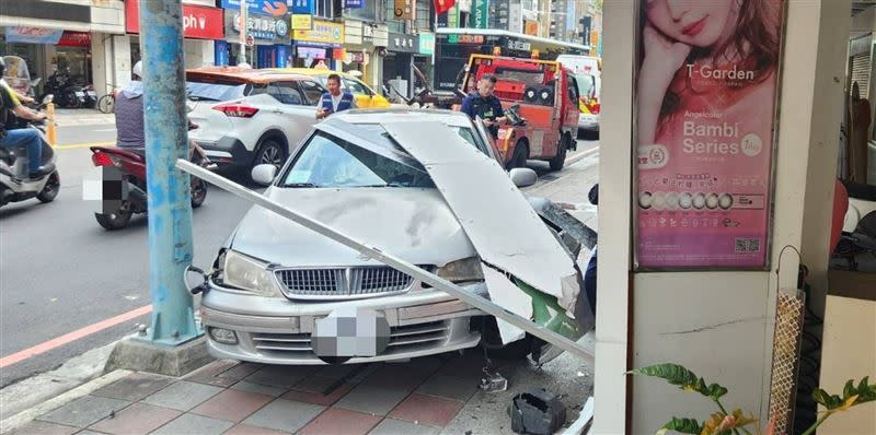 陳男車子的車頭受損。（圖／翻攝畫面）