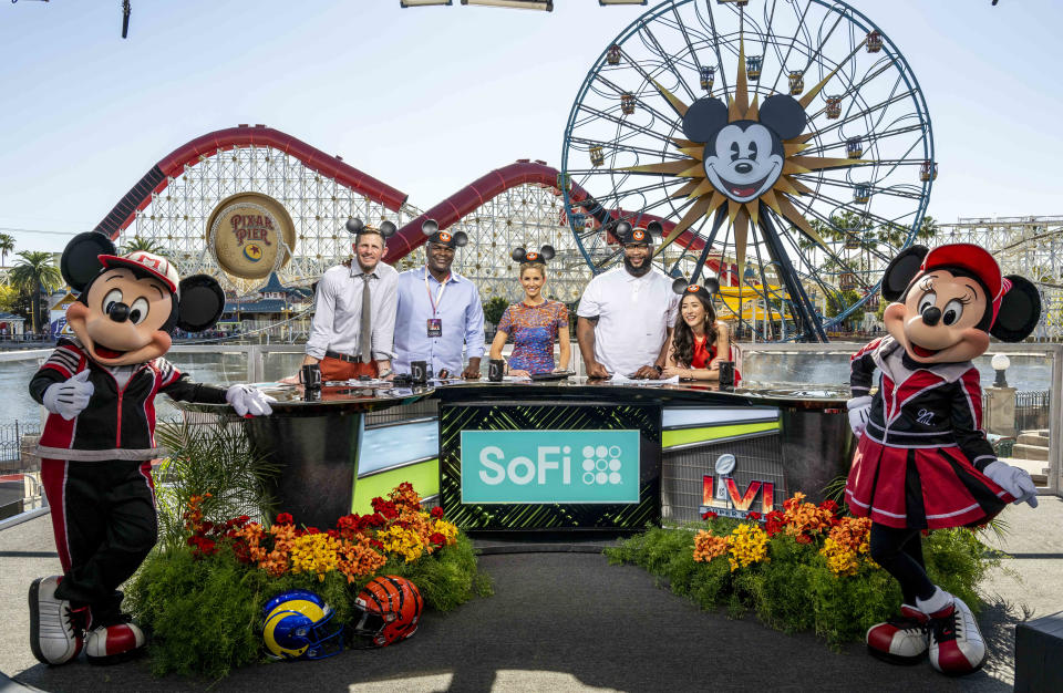 ANAHEIM, CA - 10. FEBRUAR: Mickey og Minnie poserer til et billede med ESPN-værter efter et Super Bowl-preview-show, der blev udsendt fra Disney California Adventure i Anaheim torsdag den 10. februar 2022. På billedet, fra venstre, er medværterne Dan Orlovsky, Keyshawn Johnson, Laura Rutledge, Marcus Spears og Mina Kimes. (Foto af Leonard Ortiz/MediaNews Group/Orange County Register via Getty Images)