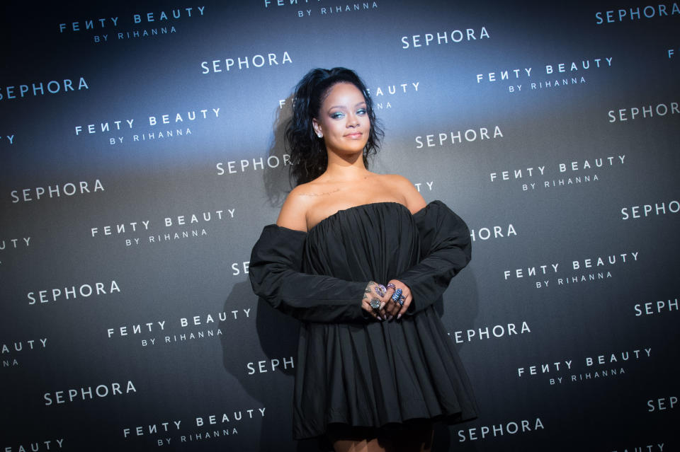 <p>Rihanna lució muy guapa y sexy con este vestido en el lanzamiento de la línea Fenty Beauty By Rihanna Paris de Sephora en París, Francia, pero a algunos fans no les gustó/ Getty Images </p>