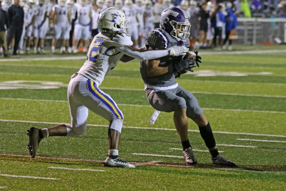 Ross' Adam Hrynciw makes a catch.