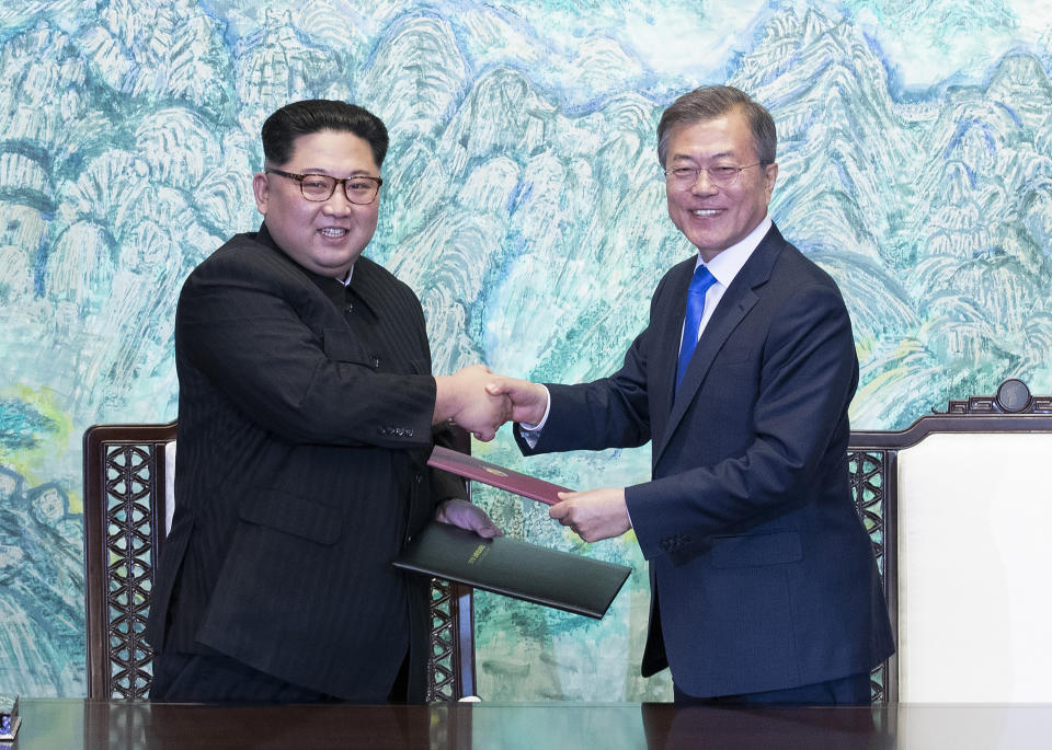 南北韓高峰會取得重大成果，南韓總統文在寅（右）與北韓領導人金正恩（左）4月27日正式簽署板門店宣言，商定停止一切敵對行為。（中央社資料照／南北韓峰會共同採訪團提供）