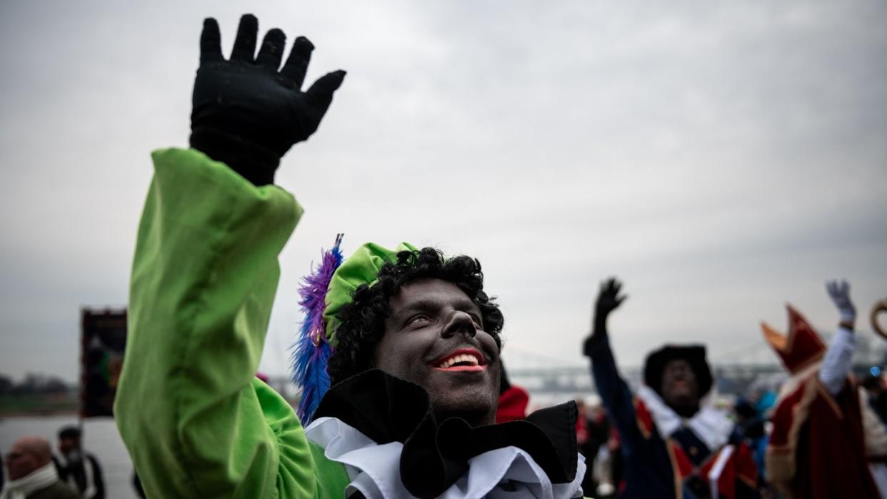 Der Sinterklaas (Nikolaus) aus Venlo kommt mit mehreren «Zwarten Piets» (Schwarze Peter) im Gefolge mit dem Boot an. «Blackface» und Behauptungen über eine jüdische Kontrolle der Welt sollen bei Facebook künftig gelöscht werden.