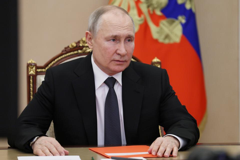 El presidente ruso Vladímir Putin preside una reunión del Consejo de Seguridad mediante videoconferencia el viernes 14 de abril de 2023, en Moscú, Rusia. (Aleksey Babushkin, Sputnik, Foto compartida del Kremlin vía AP)