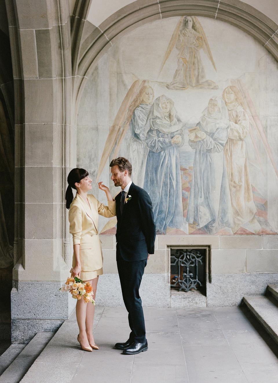 Walking through the cloister of the Stadthaus to Sprüngli for cake and champagne afterwards. The glories of an elopement held at tea time!