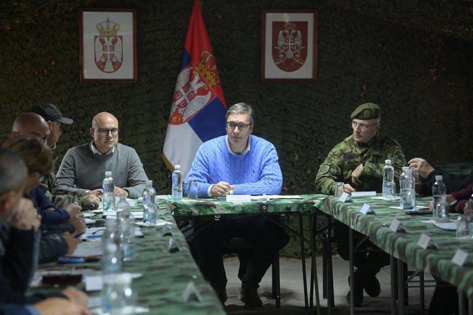 塞爾維亞總統武契奇（中）29日與軍方人士開會．試圖解決與科索沃之間的爭端。   圖：翻攝自武契奇推特