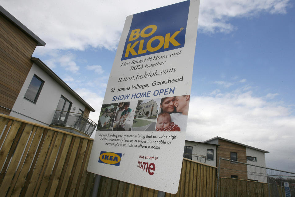 Un cartel que anuncia el desarrollo de BOKLOK en un proyecto en el norte de Inglaterra. REUTERS / Nigel Roddis (BRETAÑA)