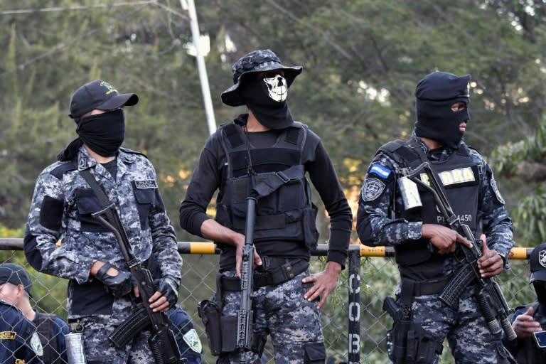 Police officers belonging to the anti-riot "Cobra" unit in Honduras are refusing to enforce a curfew put in place by the government, raising tensions in Tegucigalpa