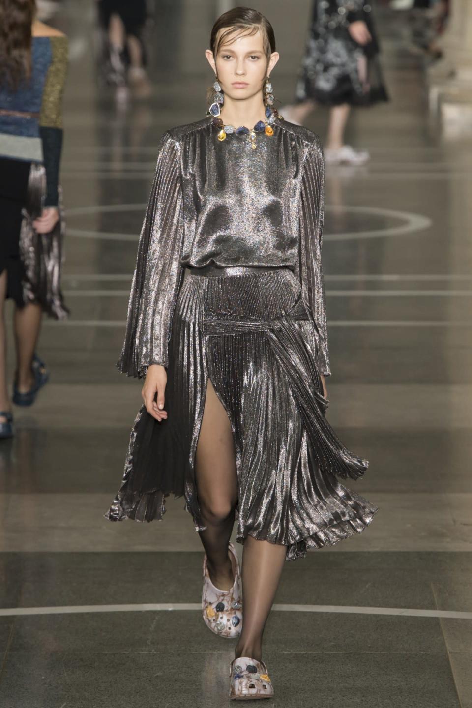 A model at the Christopher Kane September 2017 runway show in London. (Photo: Getty Images)