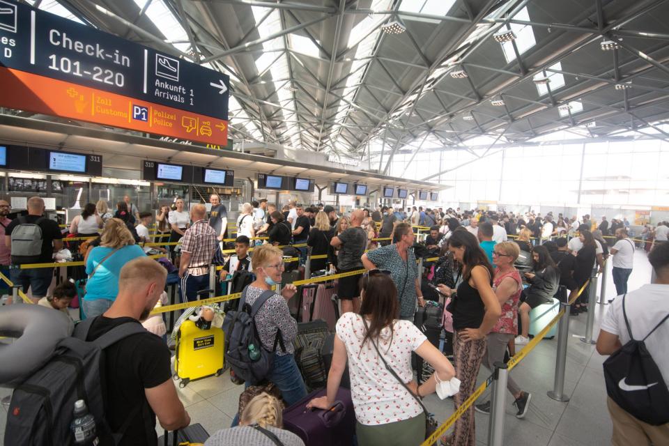 Am Flughafen Köln/Bonn kam es in den vergangenen Tagen zu langen Wartezeiten. - Copyright: picture alliance / NurPhoto | Ying Tang