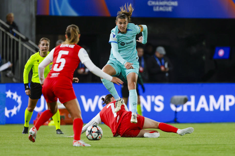 Patri Guijarro del Barcelona en acción en el duelo de cuartos de final de la Liga de Campeones femenina ante el Brann de Noruega el miércoles 20 de marzo del 2024. (Paul S. Amundsen/NTB Scanpix via AP)