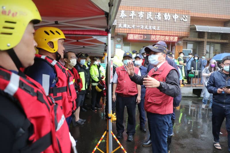 ▲虎豹潭驚傳落水意外，6人被大水沖走失蹤，至17日中午，已尋獲1名大人、2名孩童，呈現OHCA狀態，仍有3人失蹤，搜救人員持續搜救中，新北市長侯友宜17日上午至搜救現場坐鎮。（圖／新北市政府提供）