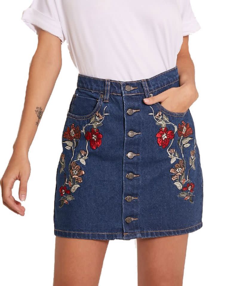 Mini jupe en jean brodée « Pretty Little Thing Elisha Dark Wash Embroidered Denim Mini Skirt »