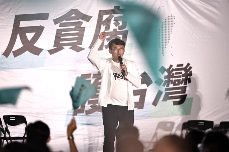 民眾黨「反貪腐、護台灣」宣講  黃國昌致詞 台灣民眾黨22日晚間在台北榮星花園舉辦「反貪腐、 護台灣」宣講，民眾黨立法院黨團總召黃國昌（圖） 上台致詞時細數民進黨執政8年間的施政爭議，也強 調要全力調查弊案。 中央社記者翁睿坤攝  113年6月22日 