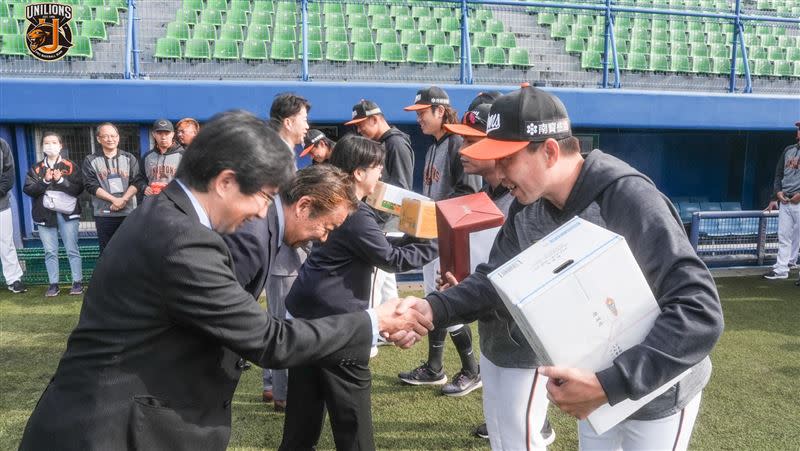 統一獅赴日和獨立聯盟高知鬥犬交流，獲贈高知縣名產。（圖／統一獅提供）