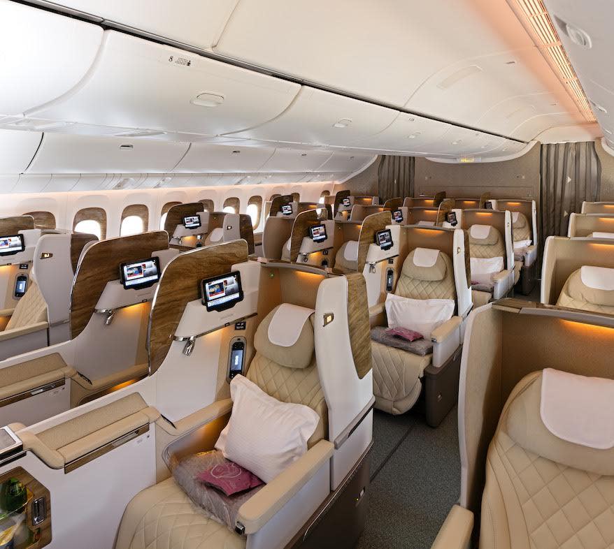 <p>Der protzige Business-Class-Bereich ist mit komplett umlegbaren Ledersitzen und privater Minibar ausgestattet.<br> Bild: Emirates </p>