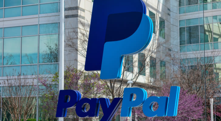 Лого на PayPal и предниот дел на седиштето. Акции на PYPL