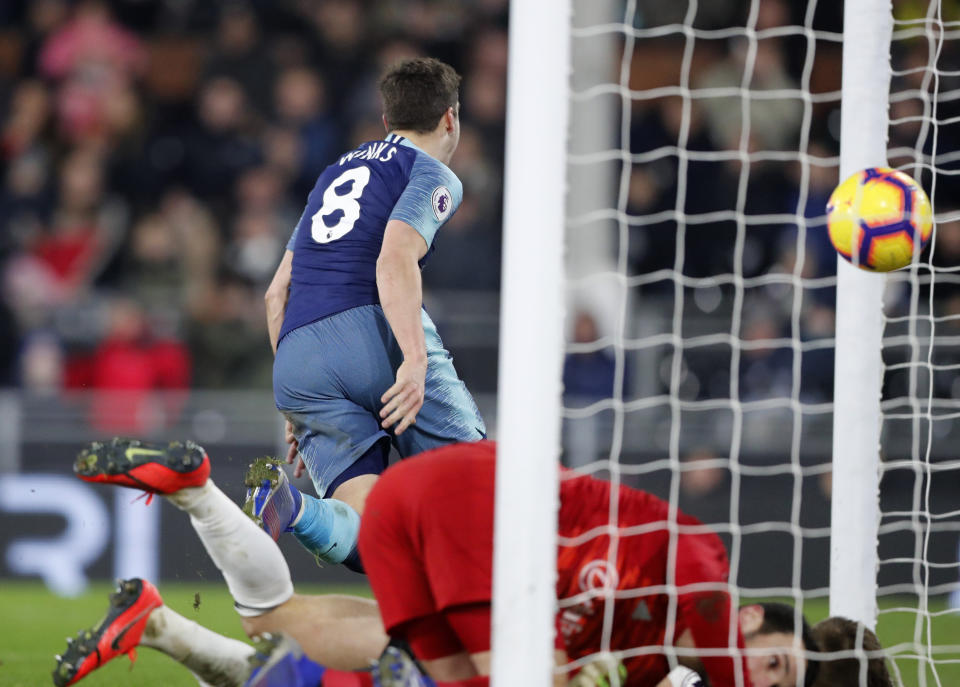 Harry Winks (8), del Tottenham Hotspur, corre para celebrar luego de anotar el segundo gol de su equipo durante el partido de la Liga Premier inglesa contra Fulham en el estadio Craven Cottage, en Londres, el domingo 20 de enero de 2019. (AP Foto/Frank Augstein)