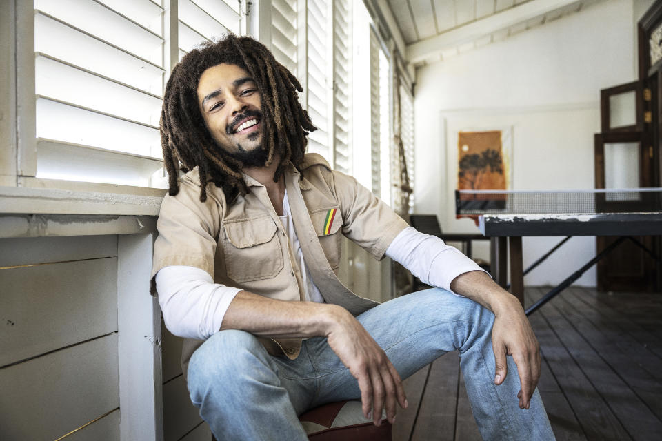 En esta imagen proporcionada por Paramount Pictures, Kingsley Ben-Adir en "Bob Marley: One Love". (Chiabella James/Paramount Pictures vía AP)