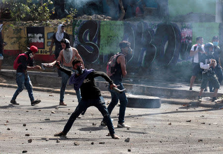 Demonstrator throw stones towards riot police during a protest over a controversial reform to the pension plans of the Nicaraguan Social Security Institute (INSS) in Managua, Nicaragua April 21, 2018. REUTERS/Oswaldo Rivas