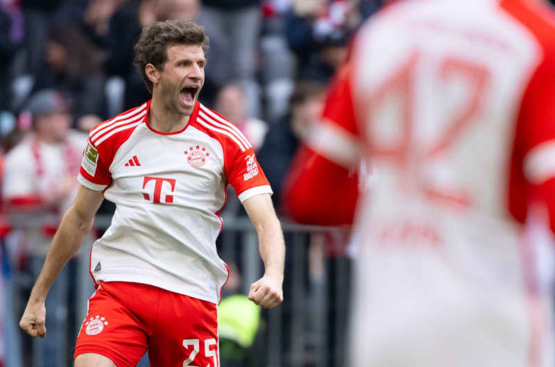 Bayern Munich's Thomas Mueller celebrates his side's fourth goal of the game during the German Bundesliga Soccer match between Bayern Munich and FSV Mainz 05 at the Allianz Arena. Sven Hoppe/dpa