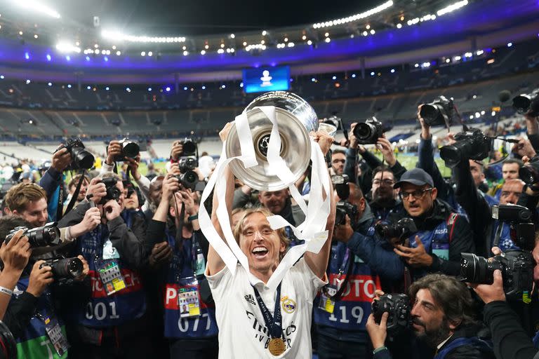 Luka Modric, del Real Madrid, festeja con la copa luego de vencer al Liverpool en la final de la UEFA Champions League.