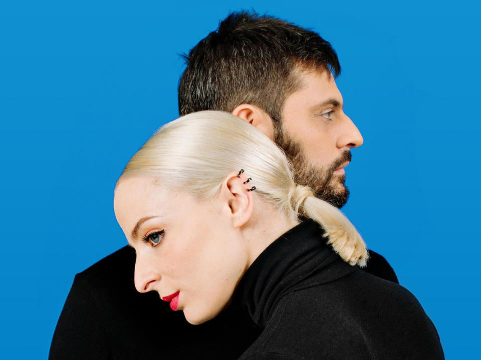 <p>Kandidaten: Madame Monsieur, Song: “Mercy”. Sein Heimatland Frankreich vertritt das Traum-Duo Madame Monsieur, bestehend aus Jean-Karl Lucas und Émilie Satt. Die Zwei lernten sich in einer Kneipe kennen und machten fortan gemeinsam Musik. Und mehr noch: Aus ihrer Bekanntschaft wurde Liebe, die in eine Ehe mündete. (Bild-Copyright: Presse/Eurovision.tv) </p>