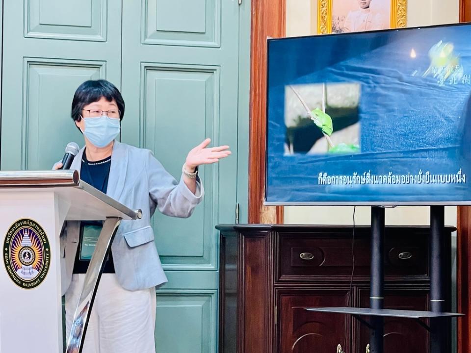 《圖說》駐泰代表處副代表薛秀媚在開幕式上，說明台灣生態島以紙藝表現上的創意巧思極具正面意義。〈主辦單位提供〉