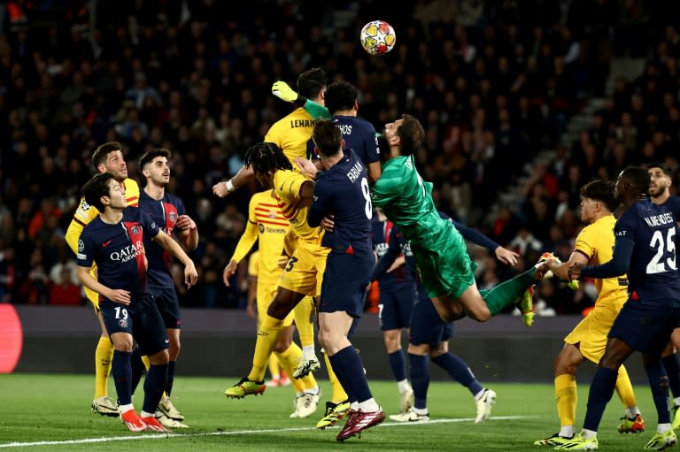 La défense du PSG en difficulté sur un ballon aérien contre le Fc Barcelone au Parc des Princes, le 10 avril 2024 (Anne-Christine POUJOULAT)