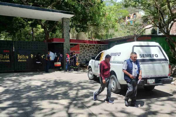 vehículo de semefo en las instalaciones de la normal de ayotzinapa tras explosión