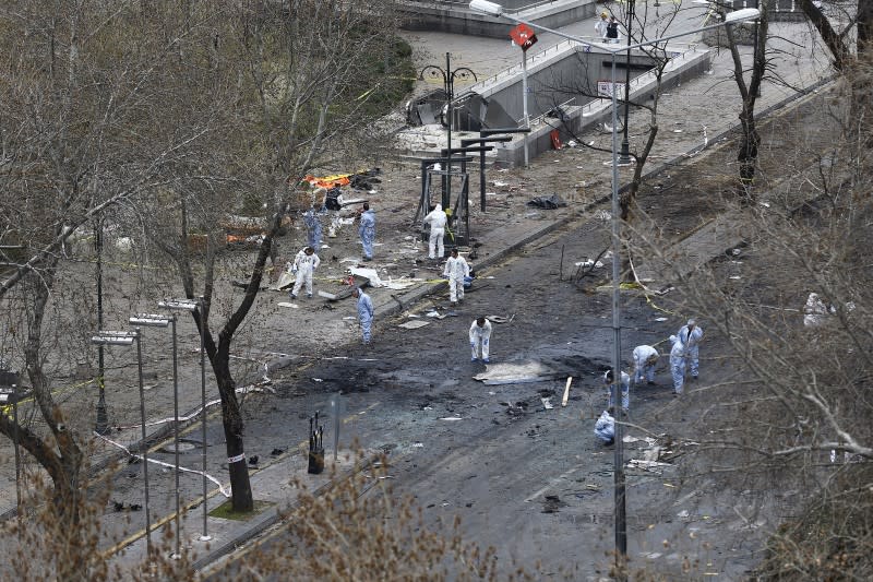 Un des deux auteurs de l'attentat commis dimanche à Ankara était une militante kurde du Parti des travailleurs du Kurdistan (PKK), selon des sources proches de la sécurité. L'attaque à la voiture piégée a fait 37 morts et 71 blessés. /Photo prise le 14 mars 2016/REUTERS/Umit Bektas