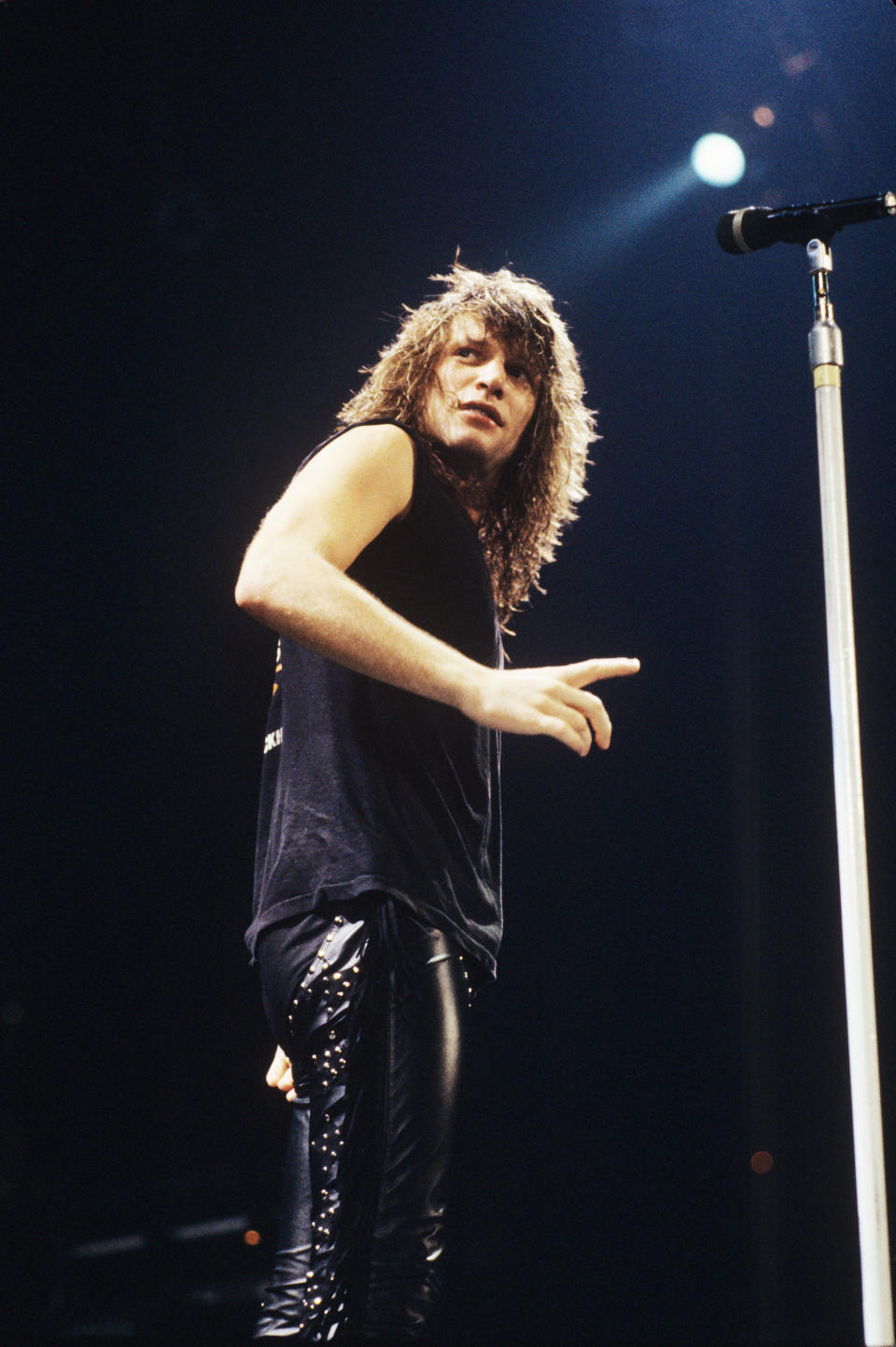 (MANDATORY CREDIT Ebet Roberts/Getty Images) Jon Bon Jovi performs on stage with Bon Jovi at the Brendan Byrne Arena in East Rutherford, New Jersey on 15th March 1989. (Photo by Ebet Roberts/Redferns)